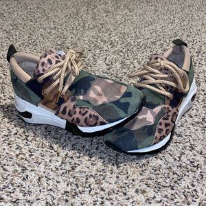 Steve Madden Sneakers (Size 6)